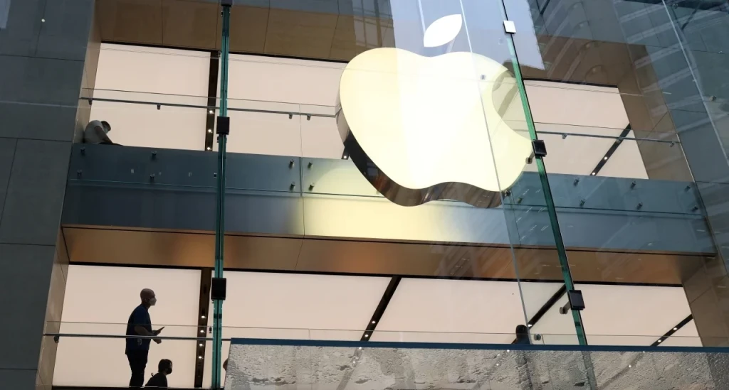 Společnosti Apple klesl čistý zisk. Tržby z prodeje iPhonů se snížily o 10,5 procenta