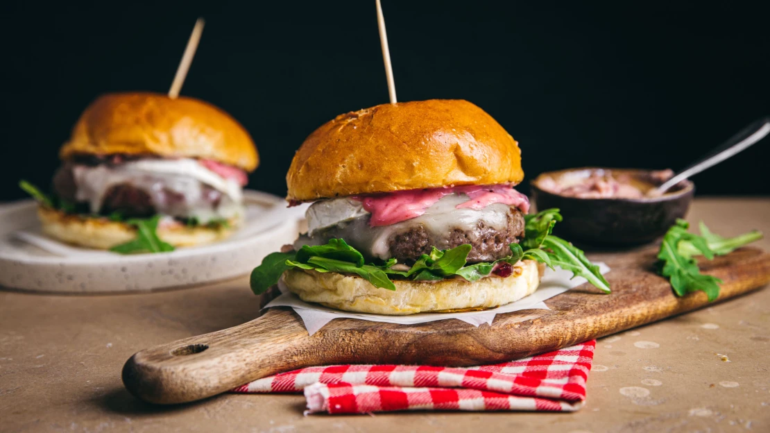 Šťavnatý burger, rozteklý sýr & brusinková majo. Perfektní rychlá volba na gril i pánev