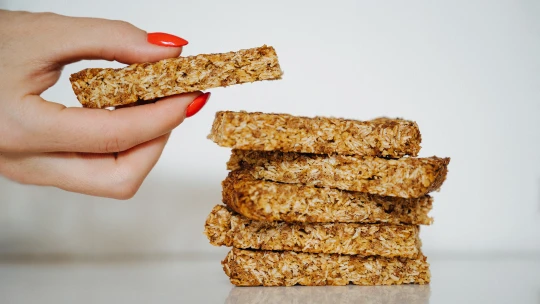 Domácí flapjack ze tří surovin. Rychlá záchrana plná vlákniny