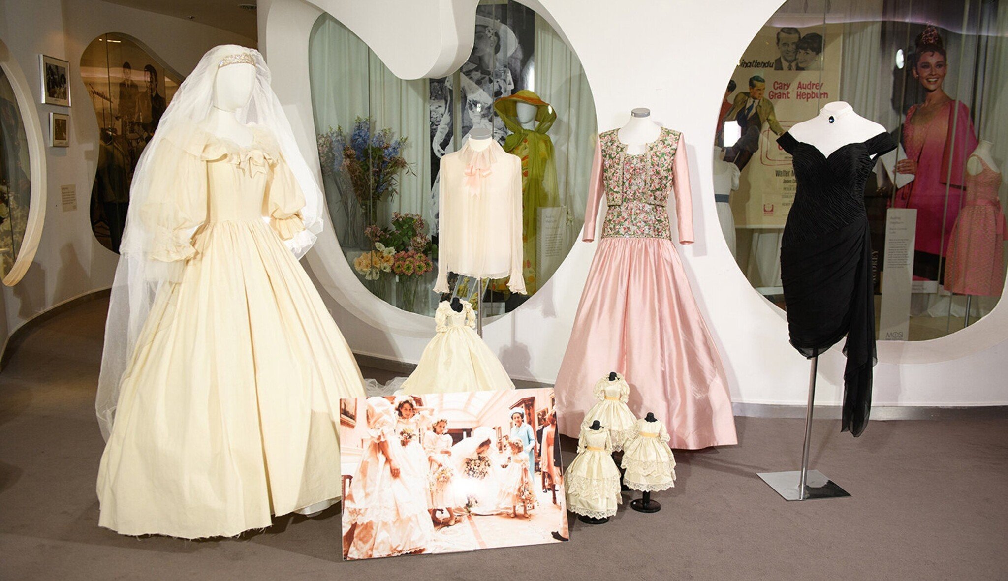 Šaty Hepburn i princezny Diany. Irské muzeum oslavuje nejen hollywoodský šarm