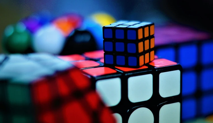 Už padesát let namáhá hlavy. Rubikova kostka vydělala svému vynálezci miliony