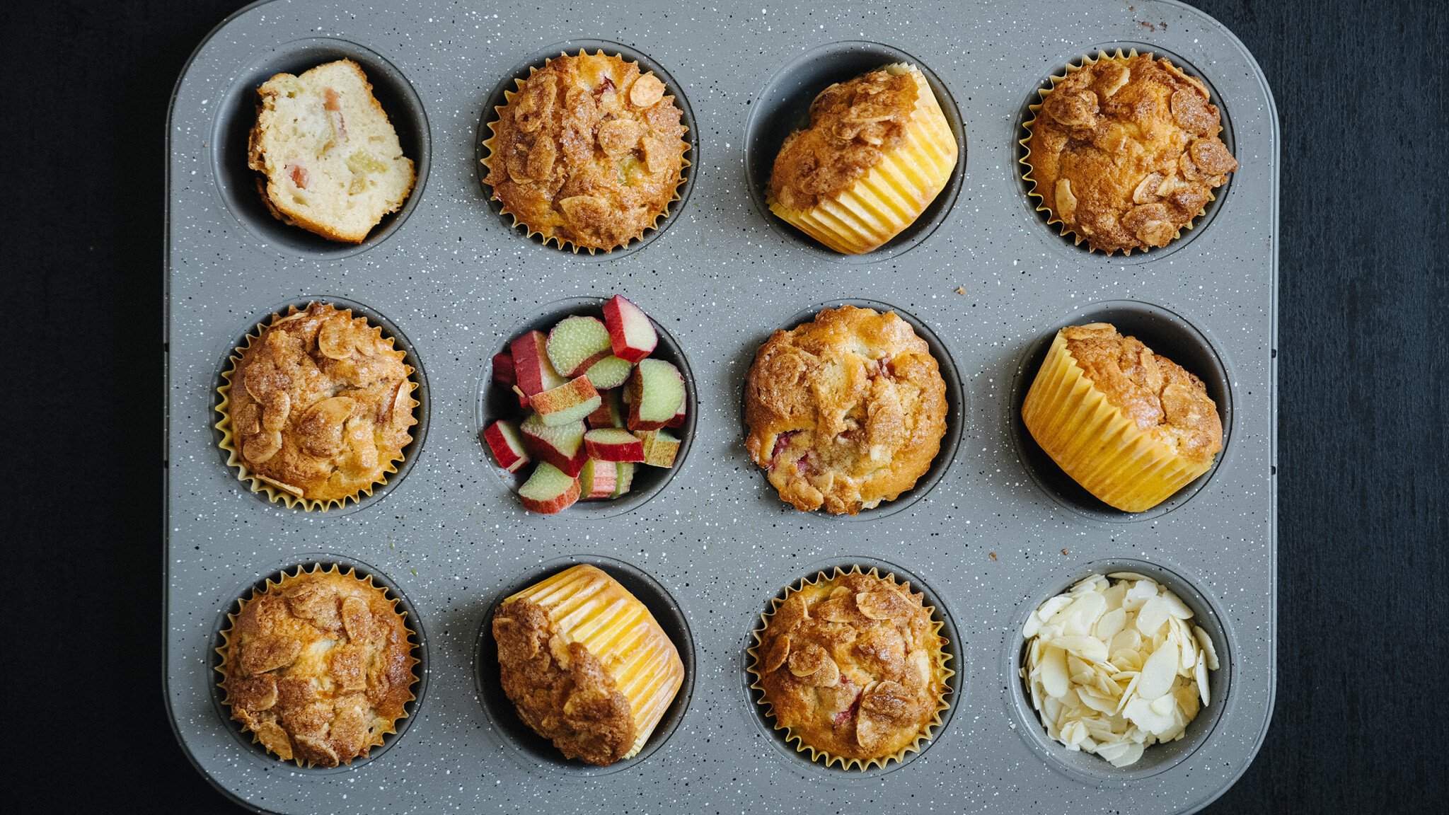 Rychlé & lahodné. Rebarborové muffiny s mandlovou drobenkou