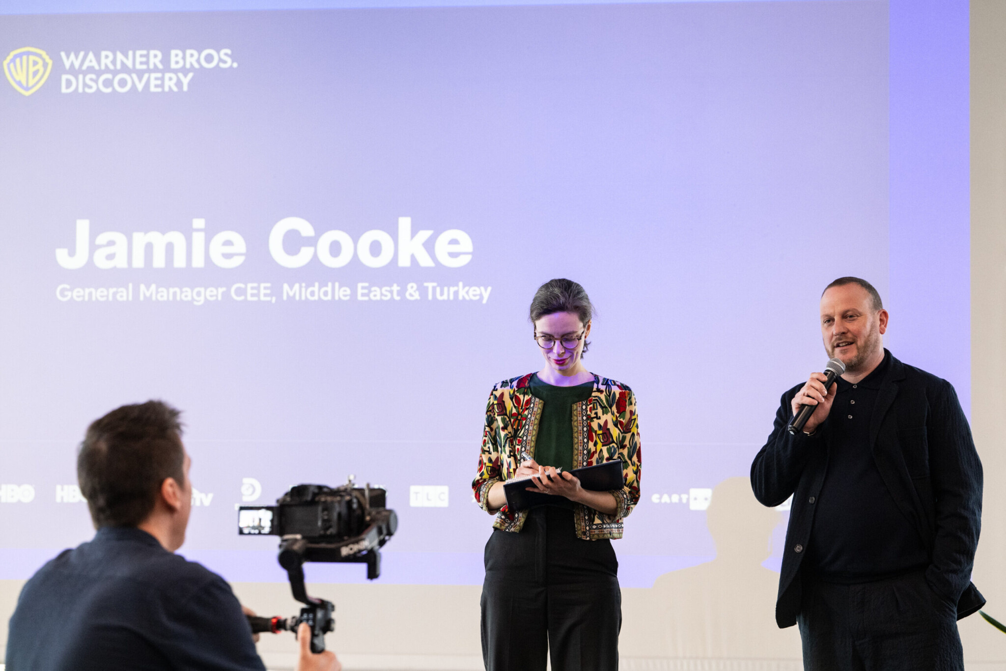 Jamie Cooke v Praze na tiskové konferenci ke startu Warner TV