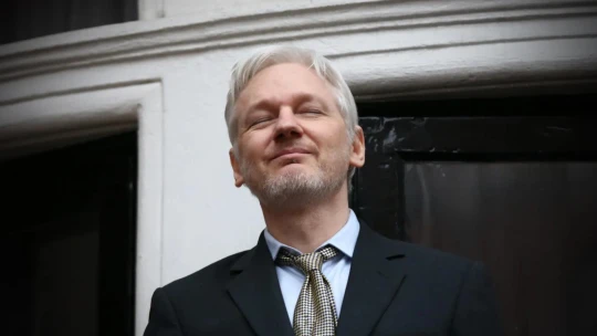 Julian Assange se dohodl na přiznání viny. Po letech se vrací do rodné Austrálie