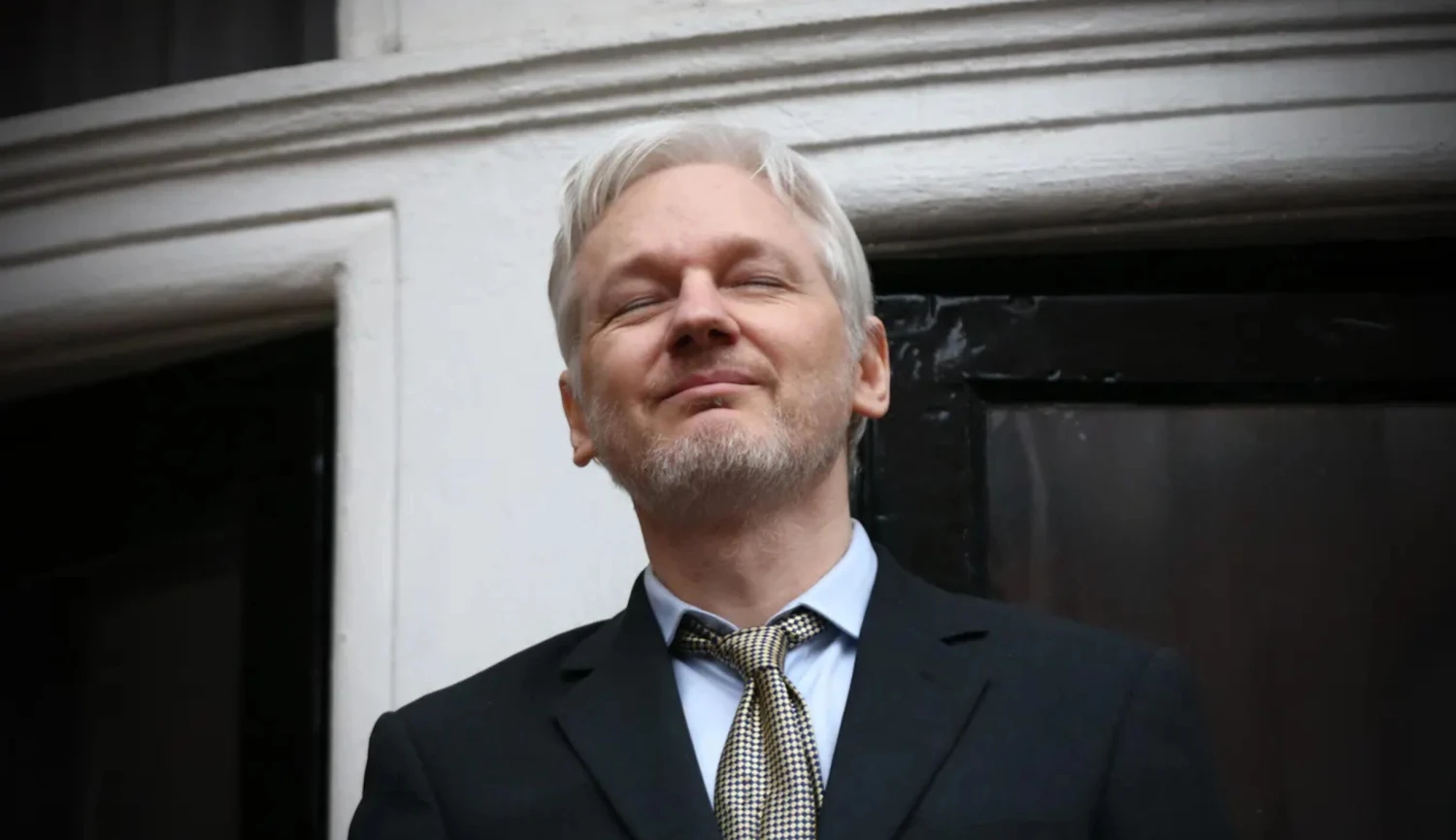 Julian Assange se dohodl na přiznání viny. Po letech se vrací do rodné Austrálie