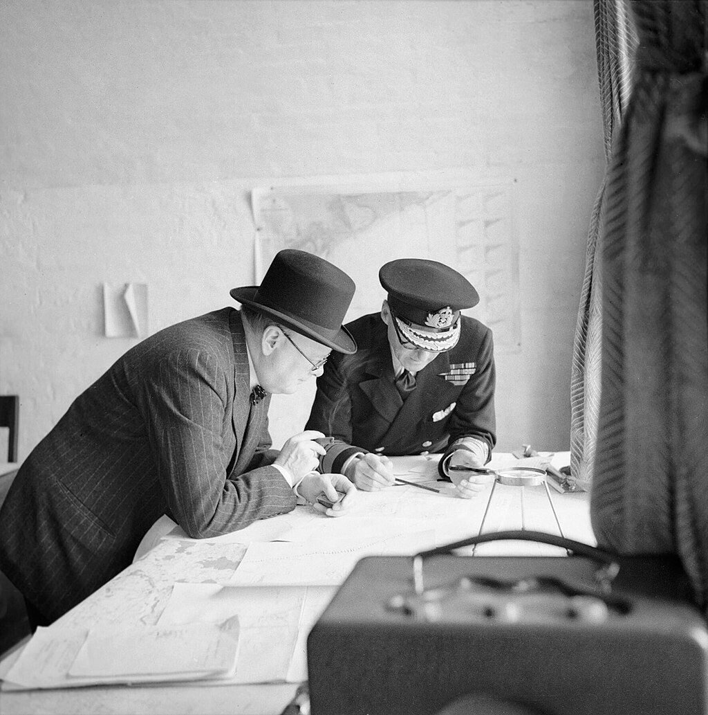 Winston Churchill studuje reporty z boje s admirálem Bertramem Ramsayem, srpen 1940