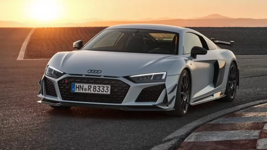 Nissan GT-R nebo Audi R8. Těchle dvanáct aut se přestane příští rok vyrábět