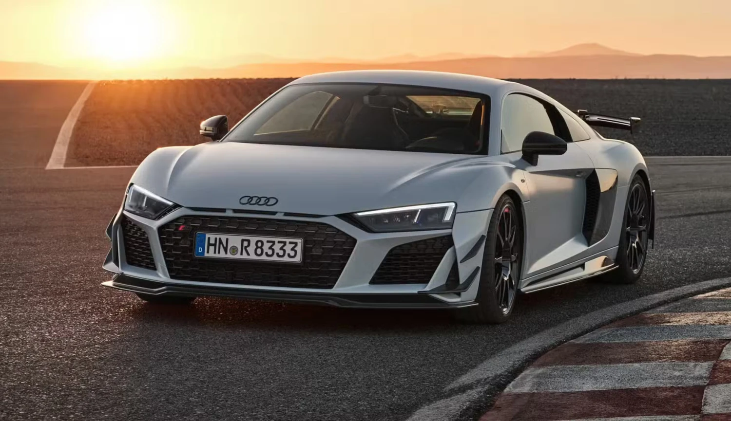 Nissan GT-R nebo Audi R8. Těchle dvanáct aut se přestane příští rok vyrábět