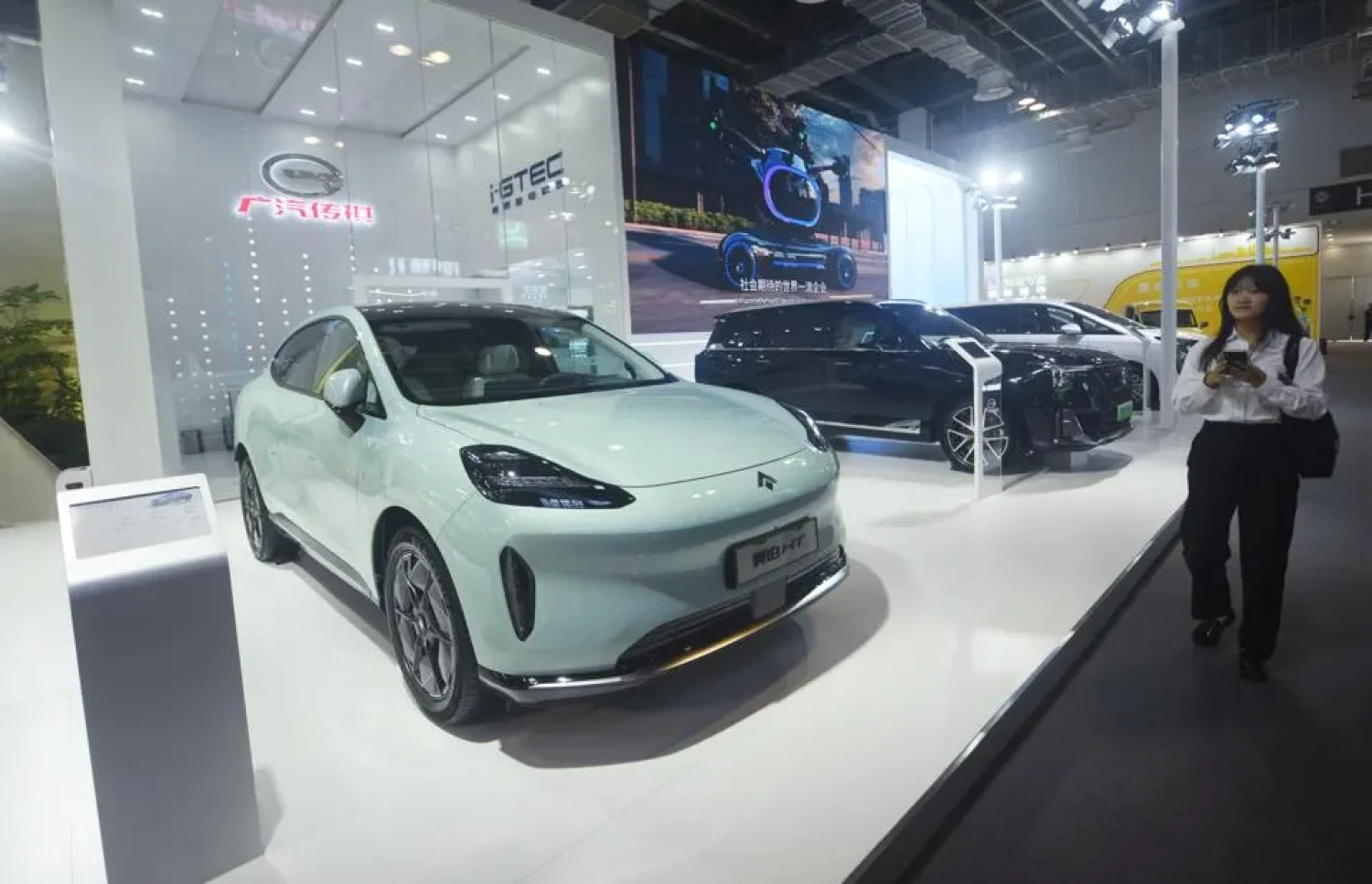 Prodej čínských elektromobilů v Evropě roste. Navzdory hrozbě vyšších cel při přepravě