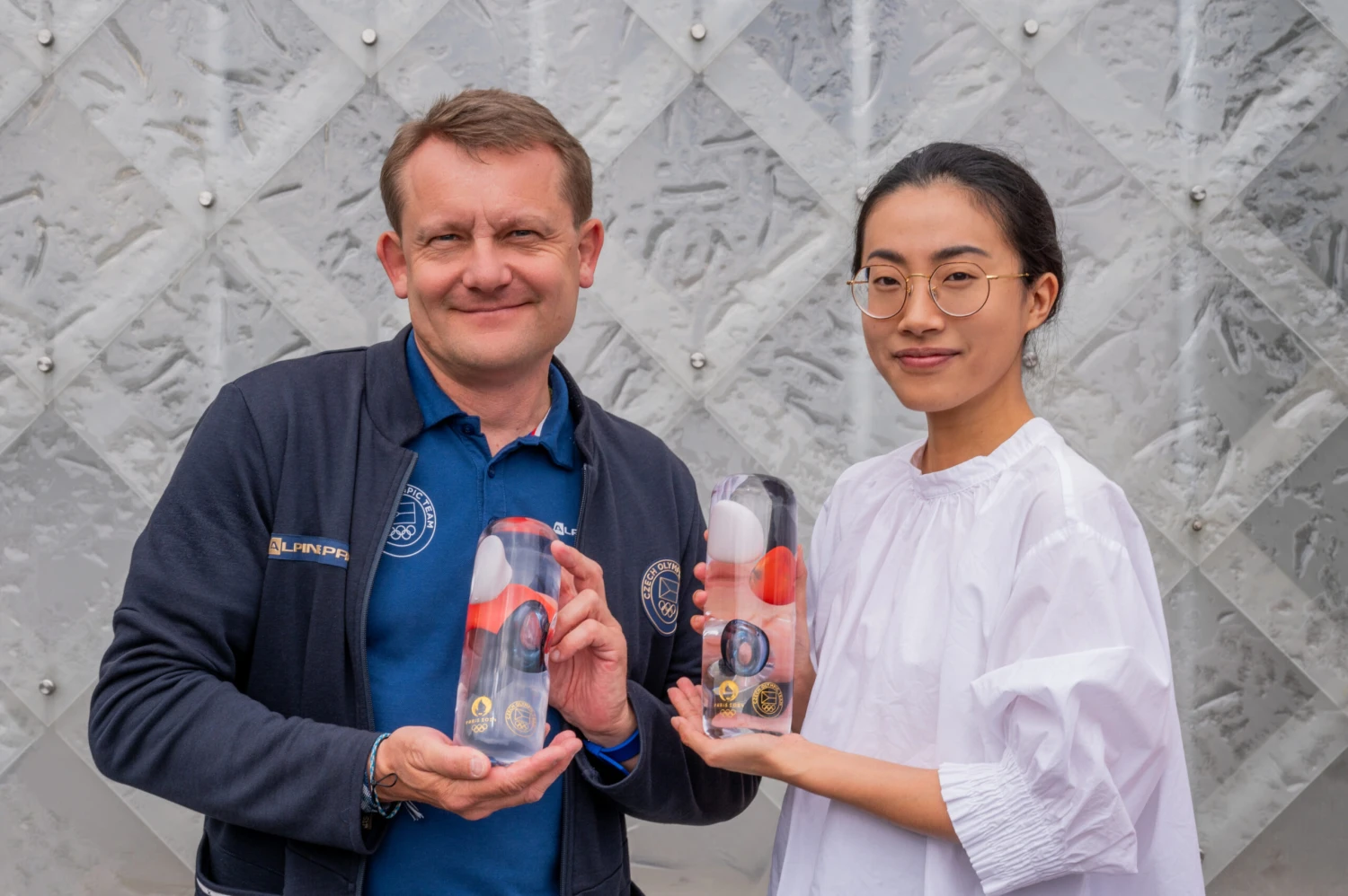 Sportovní ředitel ČOV Martin Doktor a designérka Yulin Huang s trofejí pro medailisty z Paříže