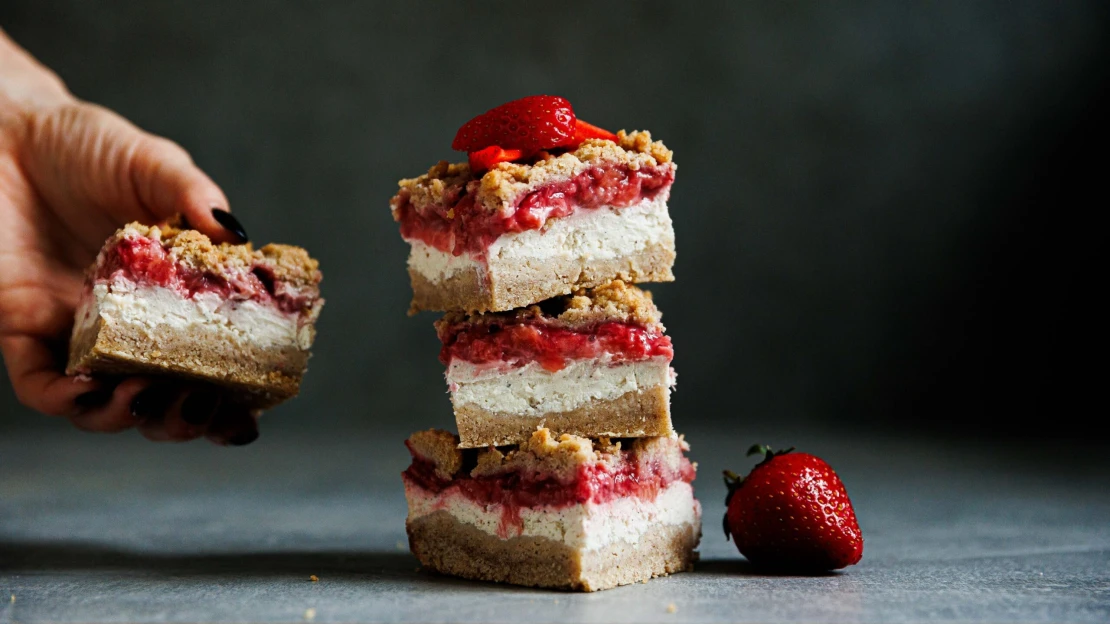 Koláč, co má vše. Kombinuje cheesecake, šťavnaté jahody i křupavou drobenku