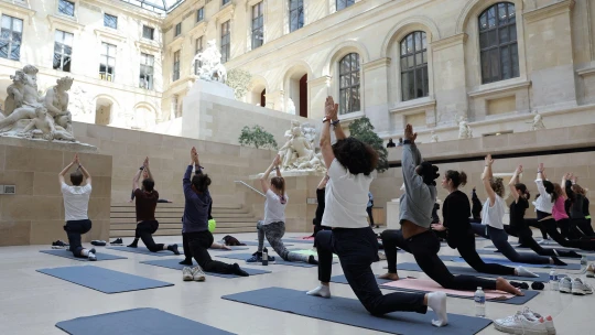 Tělocvična Louvre. Pařížské muzeum hostí fitness tréninky na podporu olympiády