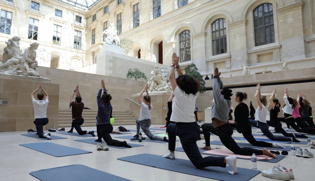 Tělocvična Louvre. Pařížské muzeum hostí fitness tréninky na podporu olympiády