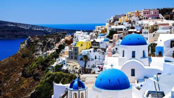 Klidná oáza v&nbsp;turistickém ráji. V&nbsp;malebné vesnici si užijete Santorini bez davů