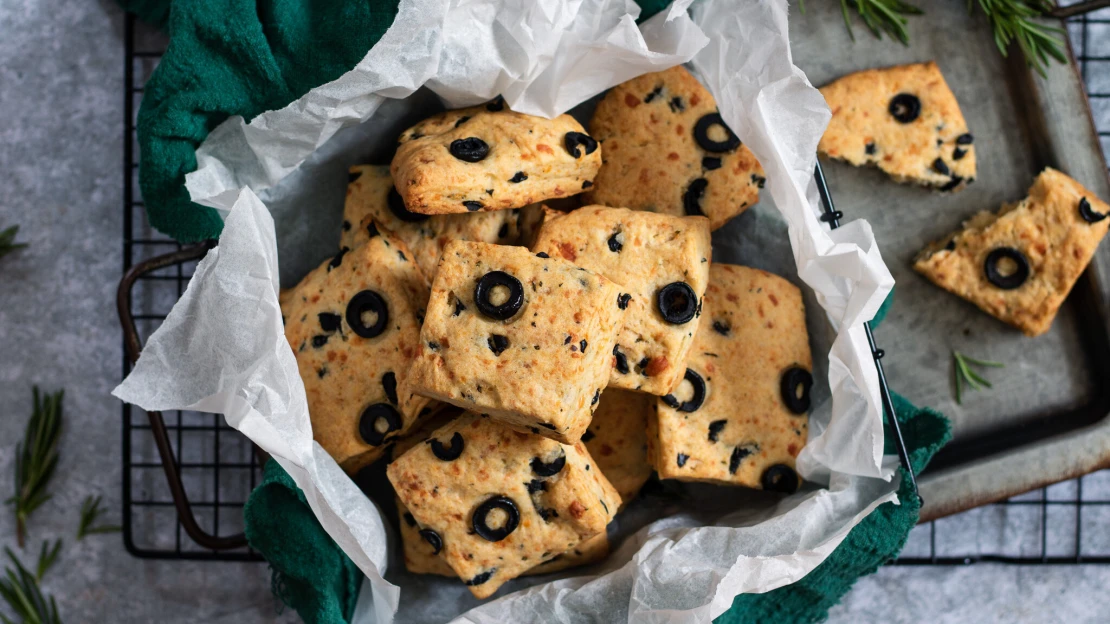 Na piknik i grilování. Upečte si jednoduché housky scones se sýrem a olivami