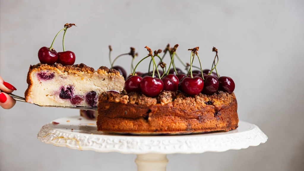 Třešně, ricotta &#038; marcipánová drobenka. Přivítejte léto fantastickým koláčem