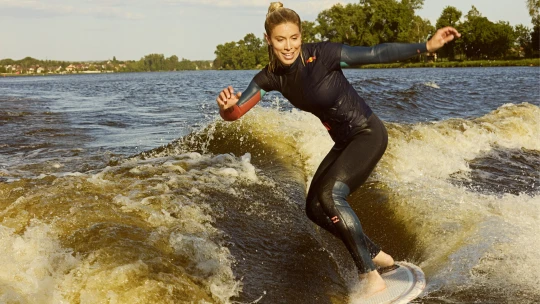 Joyride. Eva Adamczyková na spanilé jízdě životem na prkně, koni i&nbsp;parketu