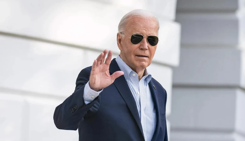 Ranní výběr: Joe Biden se zdravý vrací do Bílého domu a&nbsp;Češi pronikají na Balkán