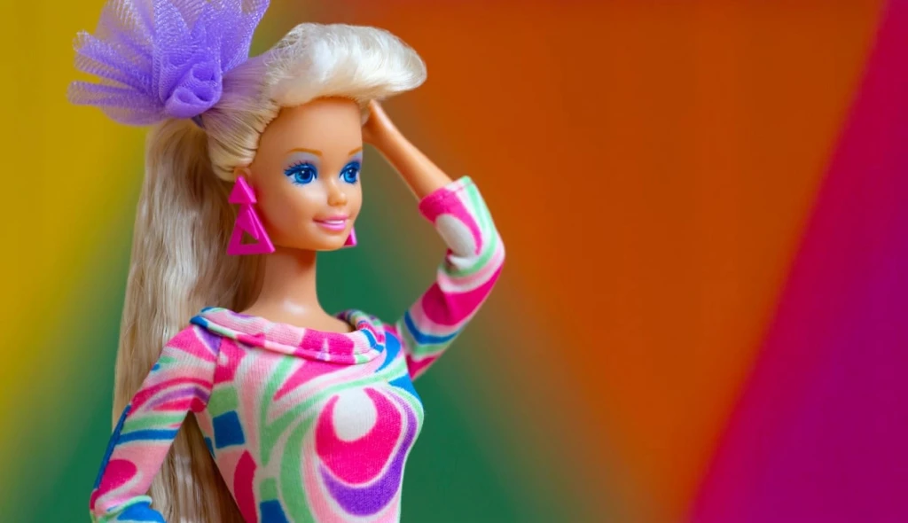 Od panenky v&nbsp;plavkách až na filmové plátno. Výstava oslavuje 65 let Barbie