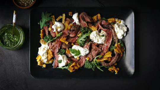 Impresionismus na talíři. Flank steak, krémová burrata &#038; pikantní rukolové pesto