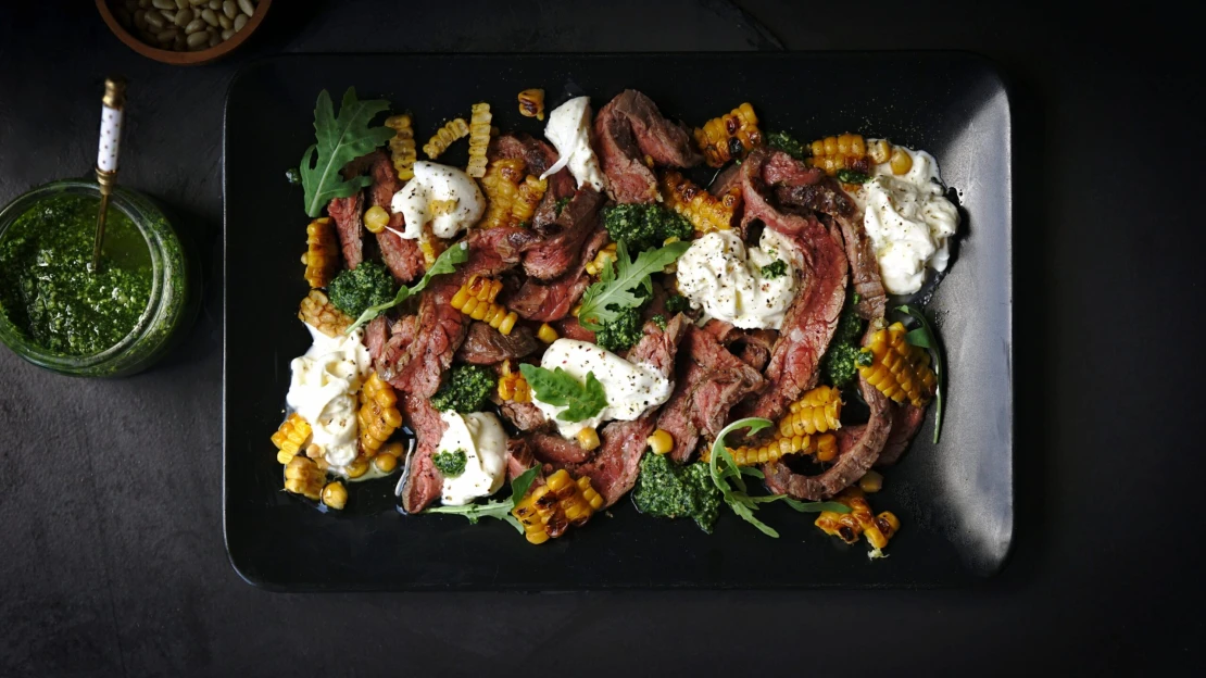 Impresionismus na talíři. Flank steak, krémová burrata & pikantní rukolové pesto