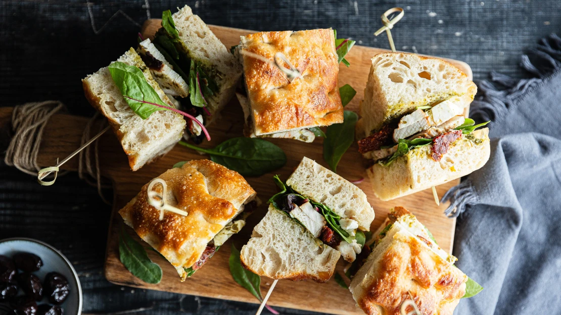 Piknikový oblíbenec. Focaccia sendvič s pestem a grilovaným kuřetem