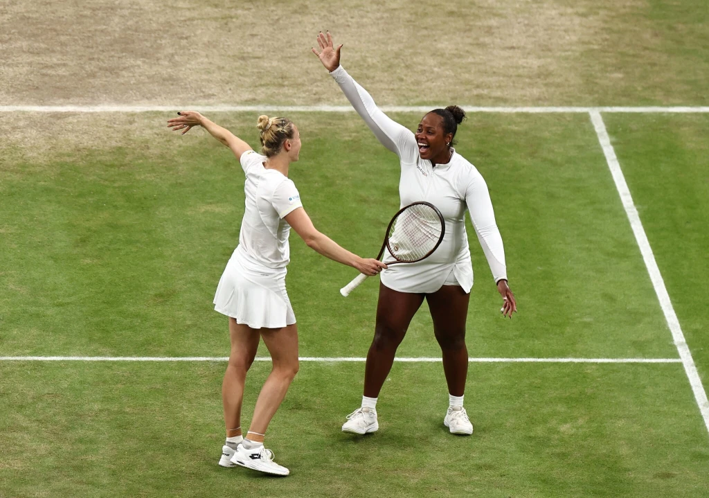 Další triumf českého tenisu. Kateřina Siniaková ovládla Wimbledon ve čtyřhře