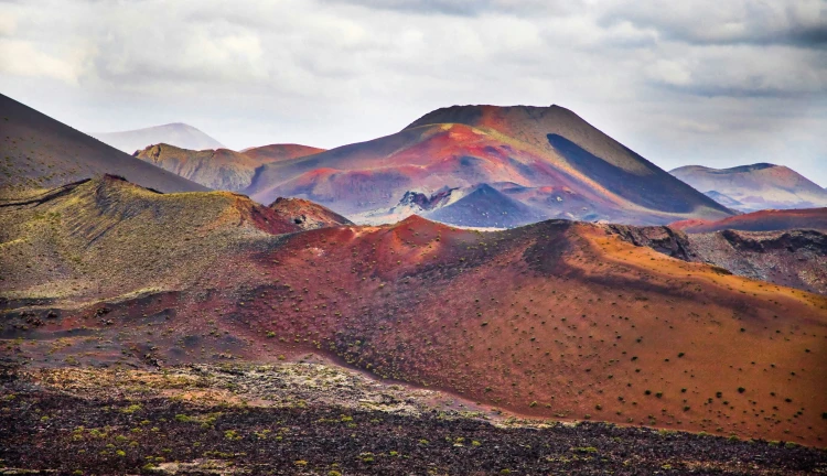 Přízračná krajina jako z Marsu. Ohňový ostrov Lanzarote ale láká i na víno