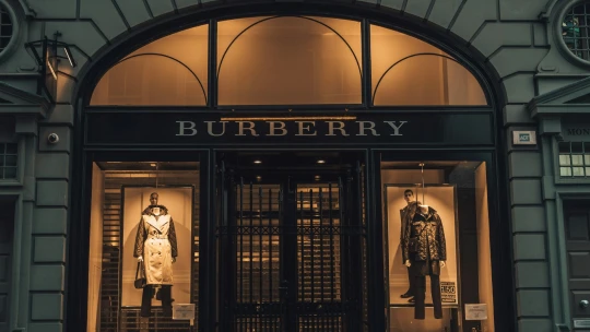 Padá Burberry, něco si přej. Jak došlo k obřímu propadu módního impéria?