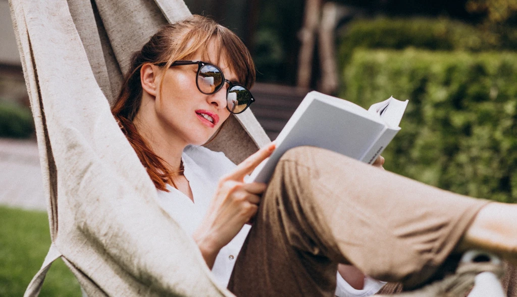 Co si vzít k&nbsp;letnímu čtení? Tyto knihy doporučují nejvlivnější ženy Česka
