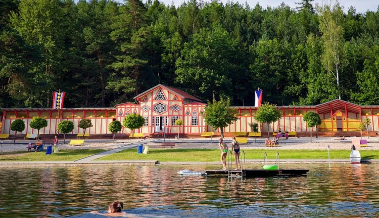 Kapku chladu, prosím! Kam vyrazit k&nbsp;vodě, když město sužují vedra?