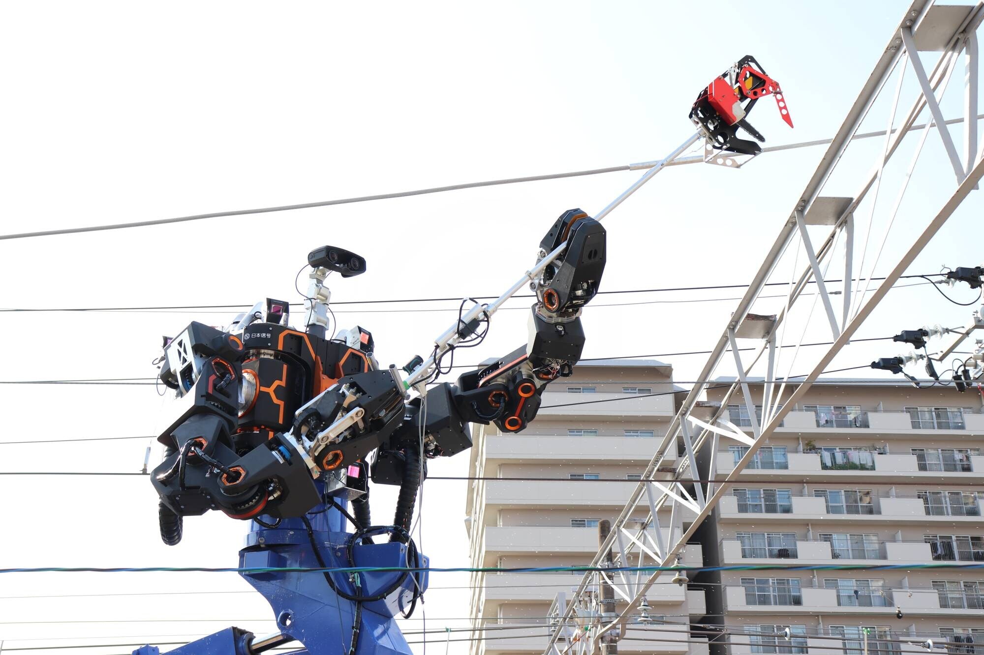 Robot jako zaměstnanec. Na japonském nádraží pomáhá s údržbou železničních tratí