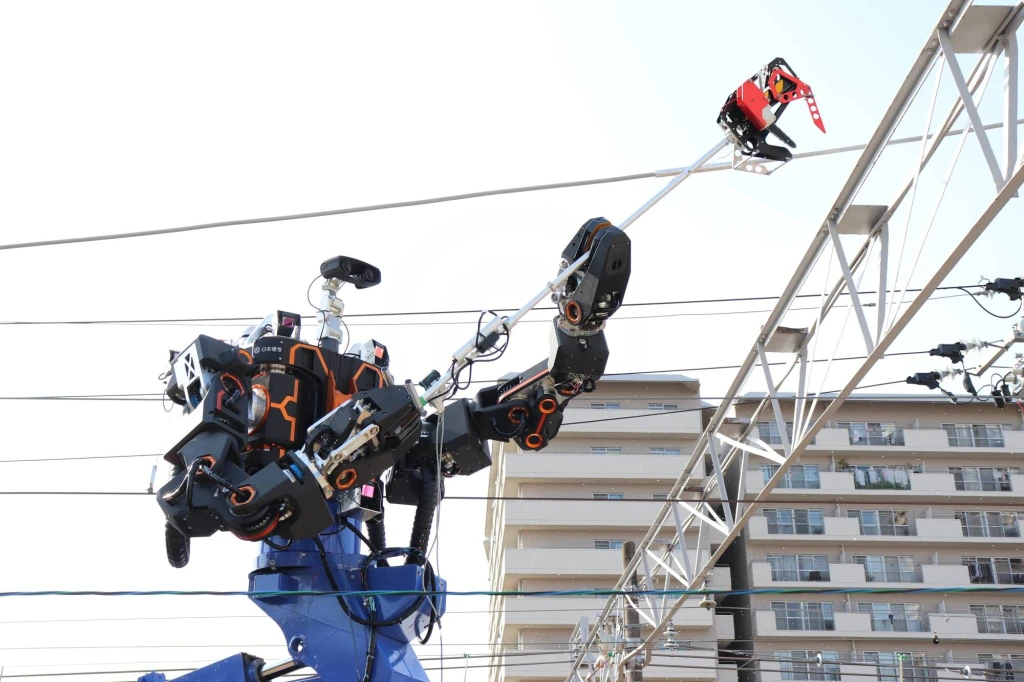 Robot jako zaměstnanec. Na japonském nádraží pomáhá s&nbsp;údržbou železničních tratí