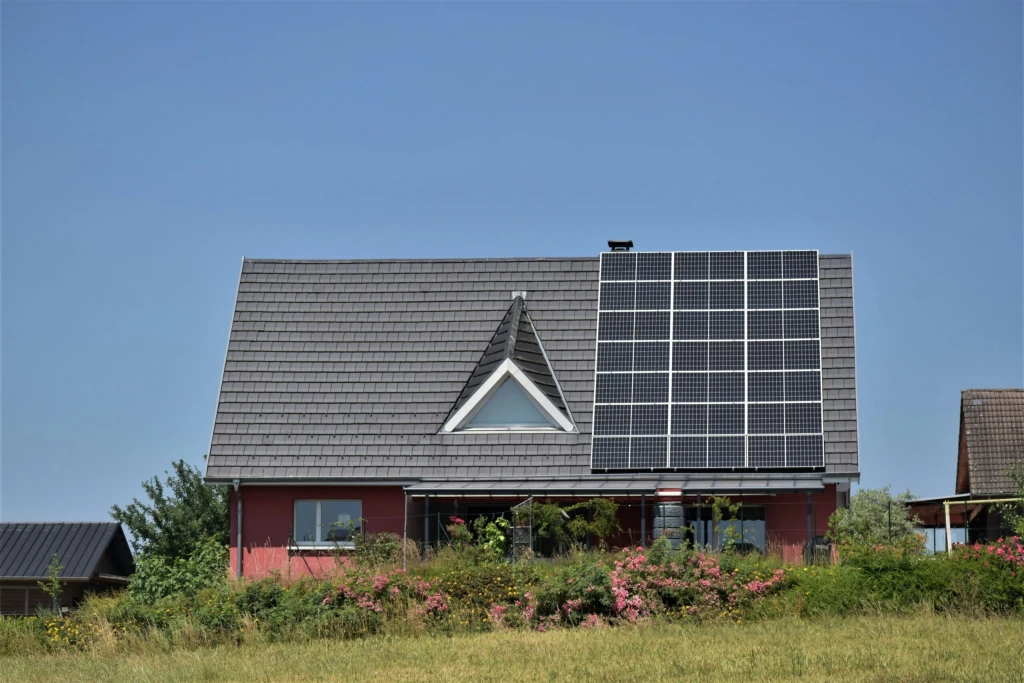 Malé fotovoltaické elektrárny zůstávají na vzestupu. Loni navýšily výrobu elektřiny o 172 procent