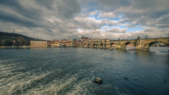 Plovárny v&nbsp;Praze patřily mezi největší v&nbsp;Evropě. Proč už se ve Vltavě nekoupeme?