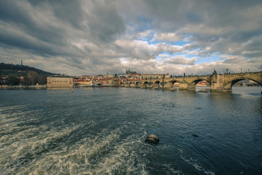 Náplavky se zavírají. Praha reaguje na riziko povodní, postaví část zábran