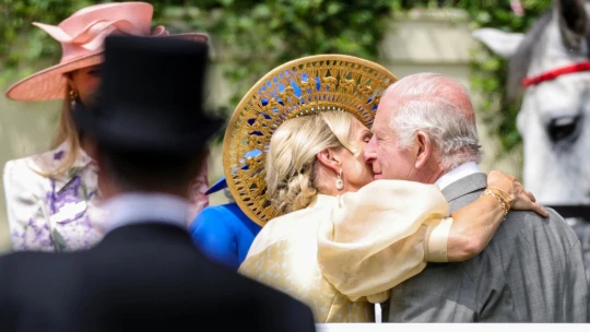 Království za koně! Dostihům v Británii fandí král, královna, premiér i jeho žena