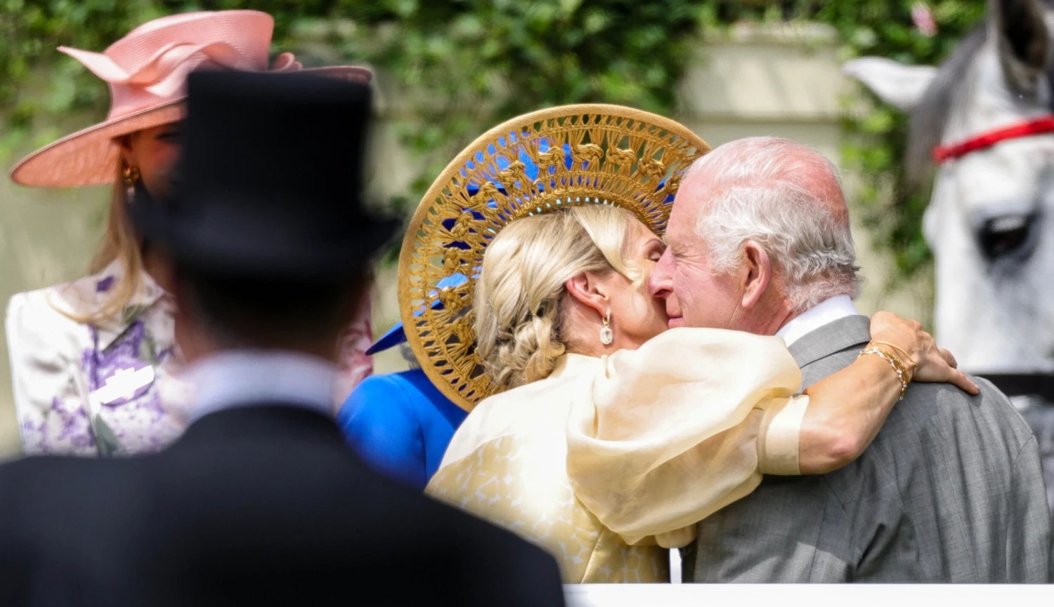 Království za koně! Dostihům v Británii fandí král, královna, premiér i jeho žena