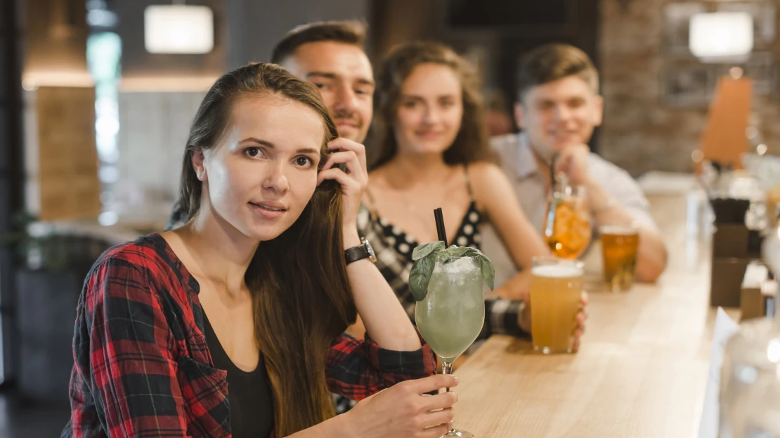 Alkohol přestává být mezi mladými trendy. Generace Z pije méně než kdy předtím