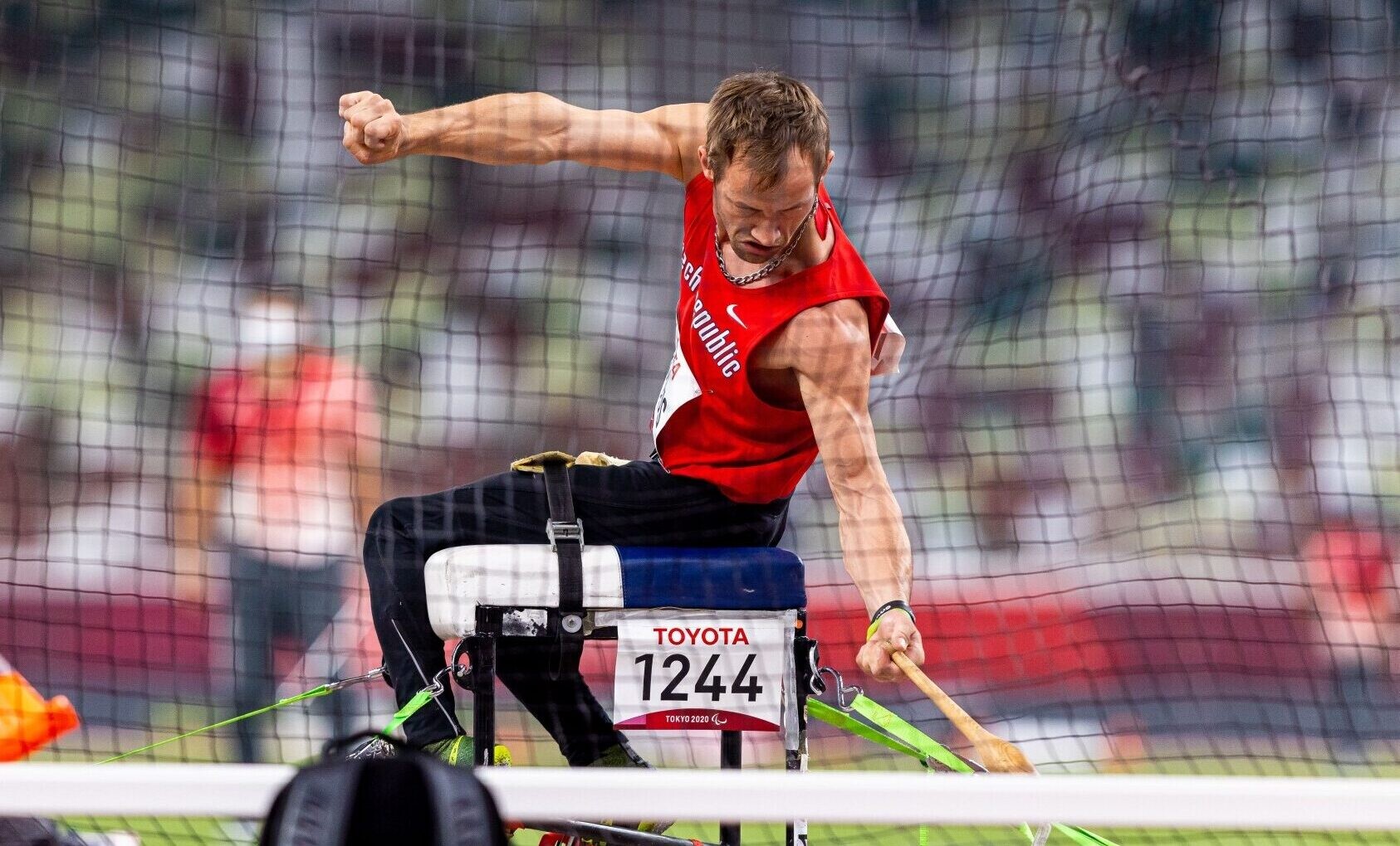 V Paříži dnes začínají paralympijské hry. Českou vlajku ponese dvojice atletů