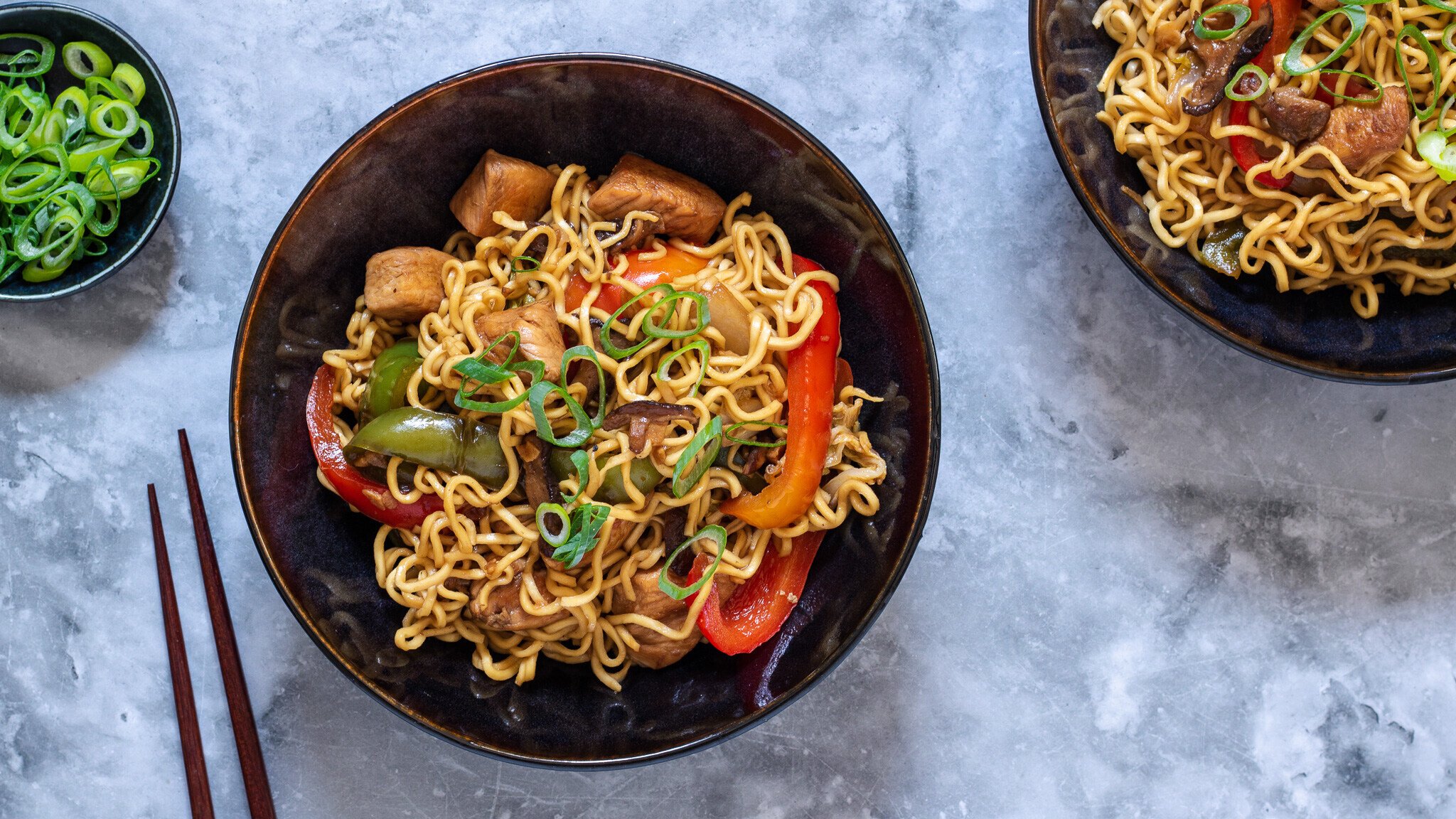 Yakisoba s kuřetem. Rychlé japonské nudle potěší zdravou skladbou i chutí