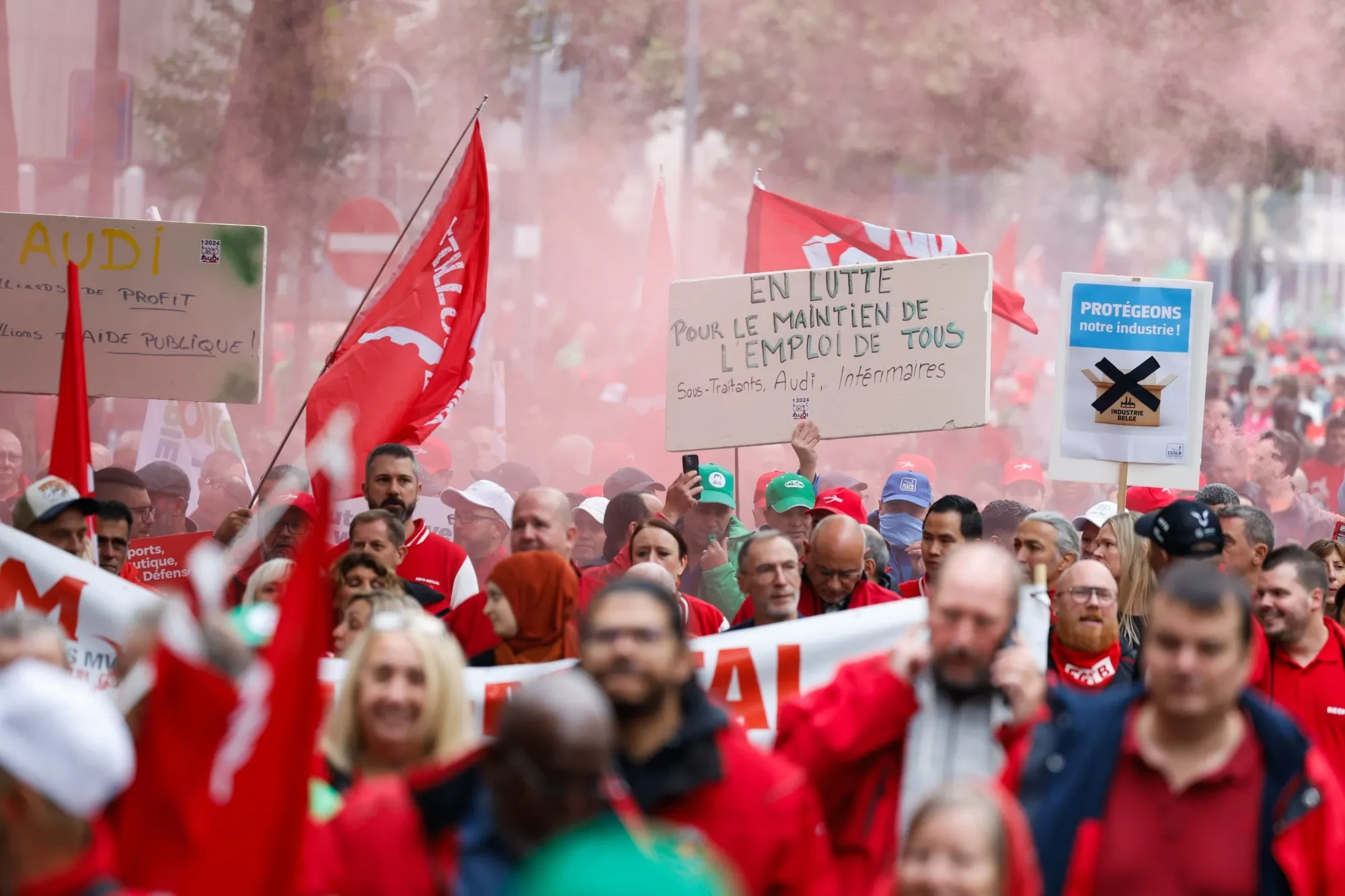 Audi plánuje ukončit výrobu v Bruselu a propouštět. Na protest přišlo přes pět tisíc lidí