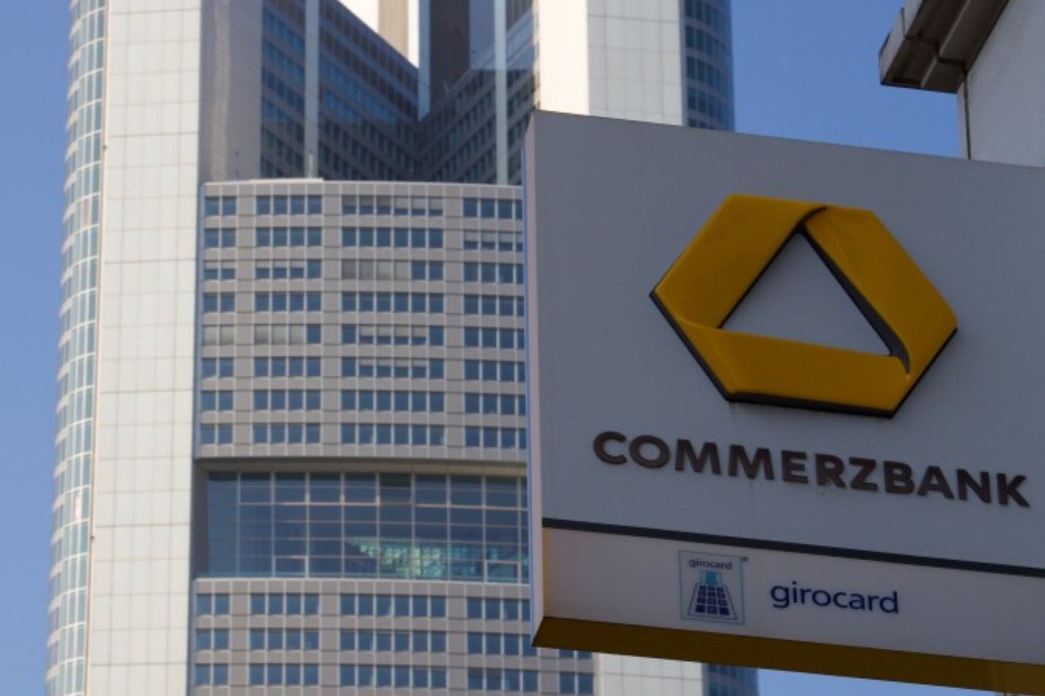 UniCredit se může stát největším akcionářem Commerzbank. Na trhu koupila další podíl