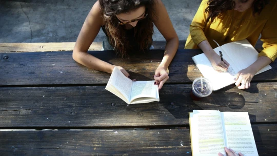 Na soukromé školy za statisíce míří stále více studentů. Ředitelé popisují proč