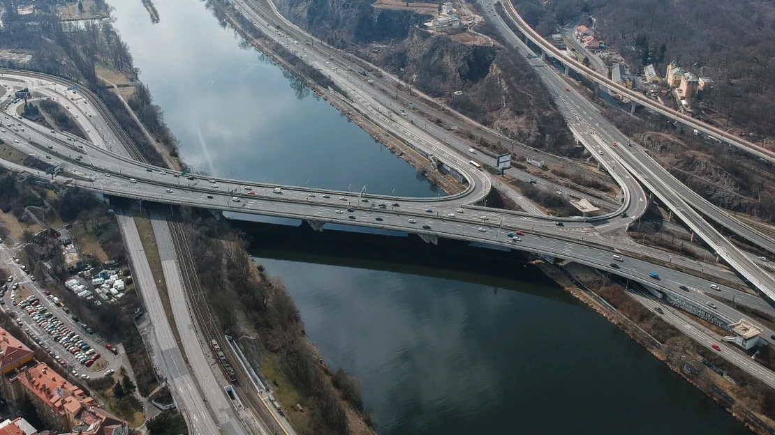 Barrandovský most je opět plně průjezdný. Opravy se prodražily na dvojnásobek plánu