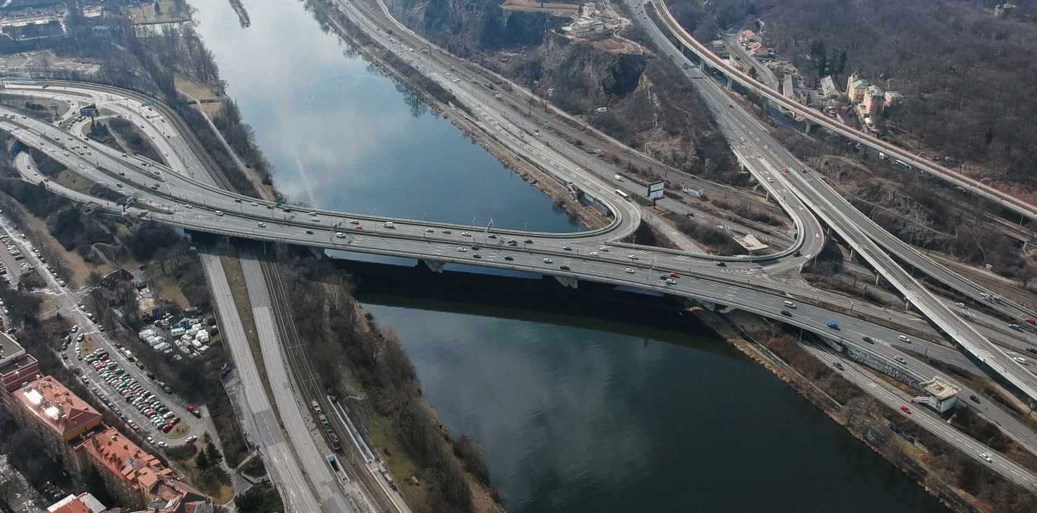 Barrandovský most je opět plně průjezdný. Opravy se prodražily na dvojnásobek plánu