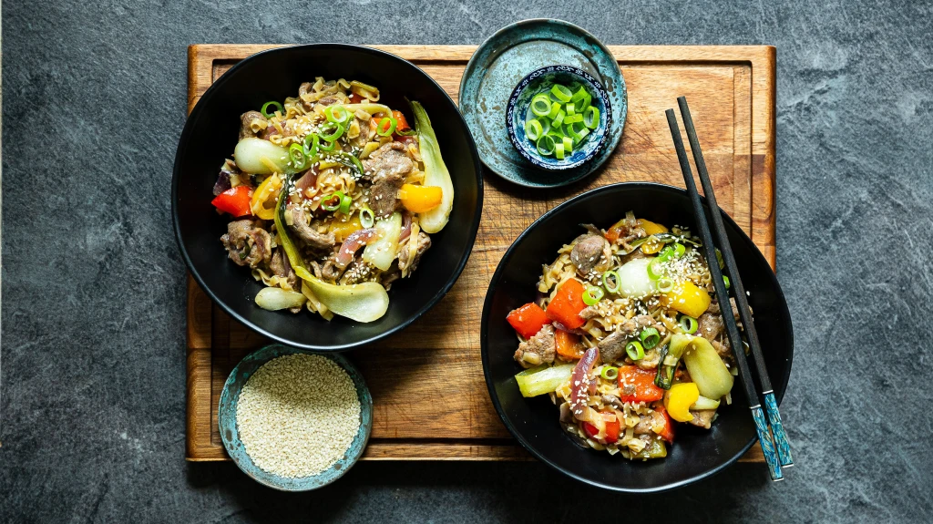 Fantastické kachní stir-fry se zeleninou. Uvaříte ho do půl hodiny v jedné pánvi