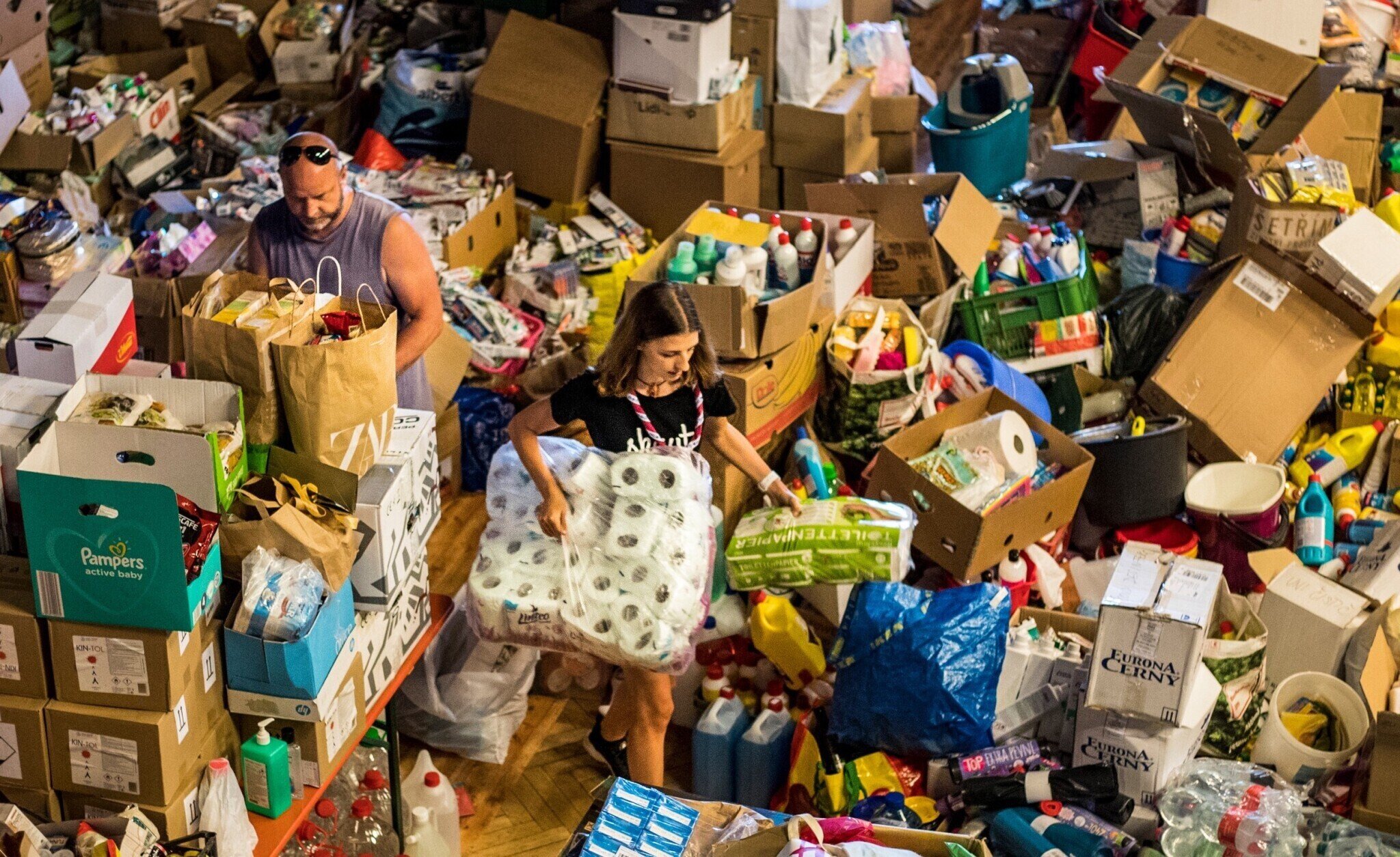 Přes 1500 palet humanitární pomoci. Potravinové banky za týden shromáždily dary za 60 milionů