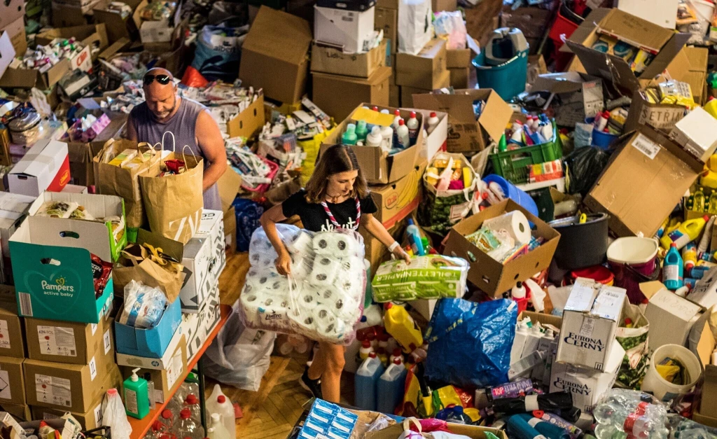 Přes 1500 palet humanitární pomoci. Potravinové banky za týden shromáždily dary za 60 milionů