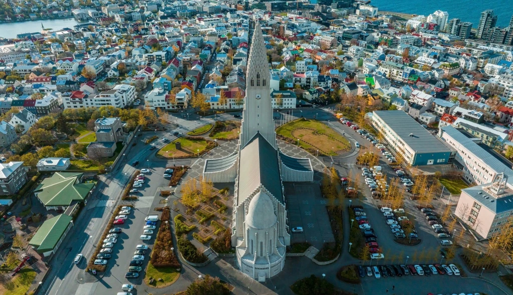 Guide to Reykjavík. Fermentovaný žralok, termální lázně či&nbsp;dechberoucí stavby